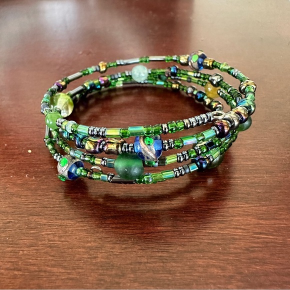 Memory bracelet-wrapped cuff in shades of green. Gemstone, délice and seed beads - Picture 2 of 6